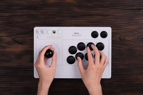 ：微软授权无线连接 Xbox 主机的街机摇杆AG真人国际八位堂（8BitDo）新品发布(图2)